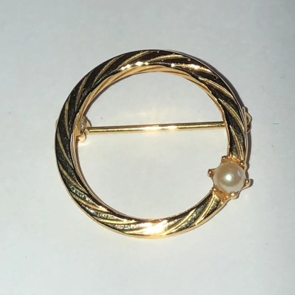 Vintage Gold Tone & Faux Pearl Round Brooch Shoulder Pin